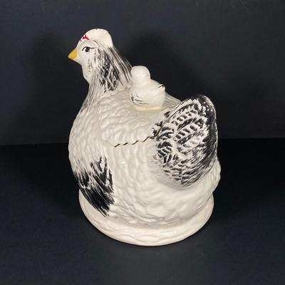 LOT 268: Vintage Morton Pottery Hen with Baby Chick Cookie Jar