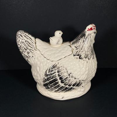 LOT 268: Vintage Morton Pottery Hen with Baby Chick Cookie Jar
