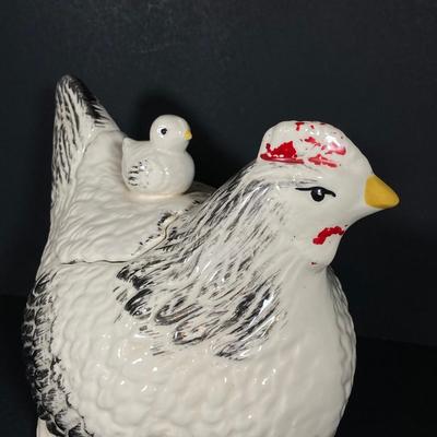 LOT 268: Vintage Morton Pottery Hen with Baby Chick Cookie Jar