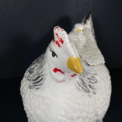 LOT 268: Vintage Morton Pottery Hen with Baby Chick Cookie Jar