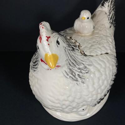 LOT 268: Vintage Morton Pottery Hen with Baby Chick Cookie Jar