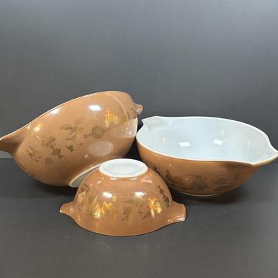 LOT 272: Pyrex Early American Cinderella Mixing Bowls - Set of 3