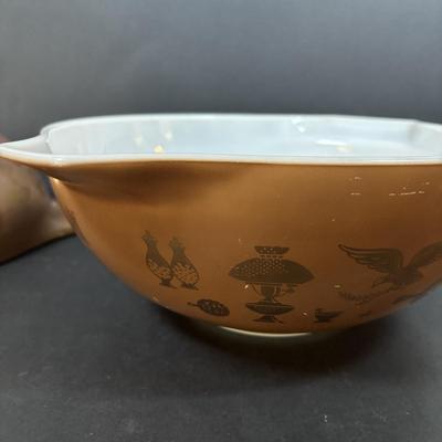 LOT 272: Pyrex Early American Cinderella Mixing Bowls - Set of 3