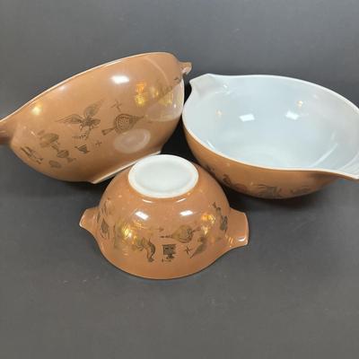 LOT 272: Pyrex Early American Cinderella Mixing Bowls - Set of 3