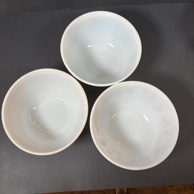 LOT 275: Pyrex Mixing Bowls: Butterfly Gold, Butterprint, Woodland Brown & Early American