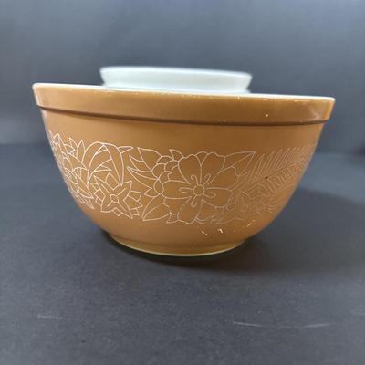 LOT 275: Pyrex Mixing Bowls: Butterfly Gold, Butterprint, Woodland Brown & Early American