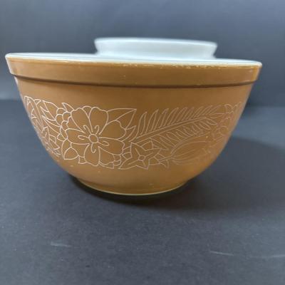 LOT 275: Pyrex Mixing Bowls: Butterfly Gold, Butterprint, Woodland Brown & Early American