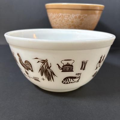 LOT 275: Pyrex Mixing Bowls: Butterfly Gold, Butterprint, Woodland Brown & Early American