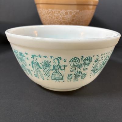 LOT 275: Pyrex Mixing Bowls: Butterfly Gold, Butterprint, Woodland Brown & Early American