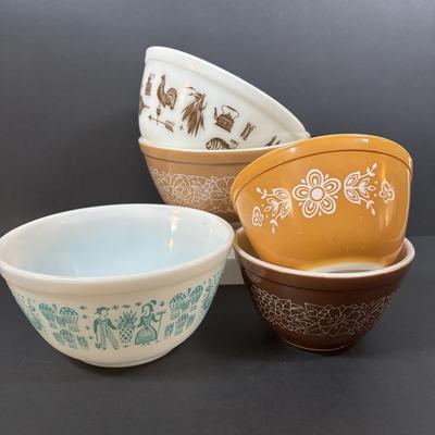 LOT 275: Pyrex Mixing Bowls: Butterfly Gold, Butterprint, Woodland Brown & Early American