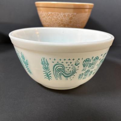 LOT 275: Pyrex Mixing Bowls: Butterfly Gold, Butterprint, Woodland Brown & Early American