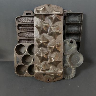 LOT 276: Cast Iron Bake Ware: Muffins, Small Cakes, Corn Bread
