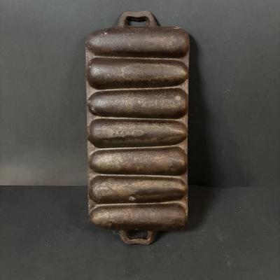 LOT 276: Cast Iron Bake Ware: Muffins, Small Cakes, Corn Bread