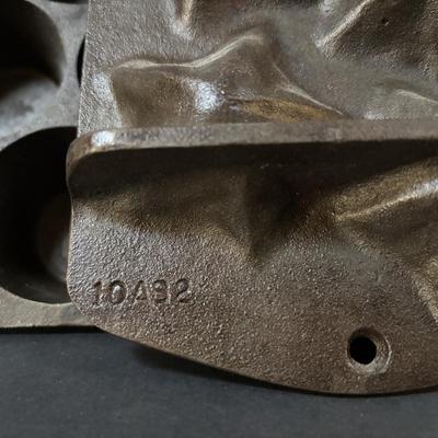 LOT 276: Cast Iron Bake Ware: Muffins, Small Cakes, Corn Bread