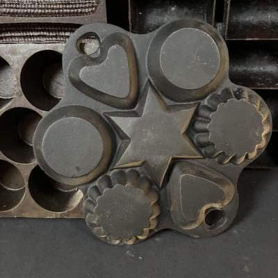 LOT 276: Cast Iron Bake Ware: Muffins, Small Cakes, Corn Bread
