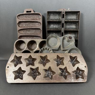 LOT 276: Cast Iron Bake Ware: Muffins, Small Cakes, Corn Bread