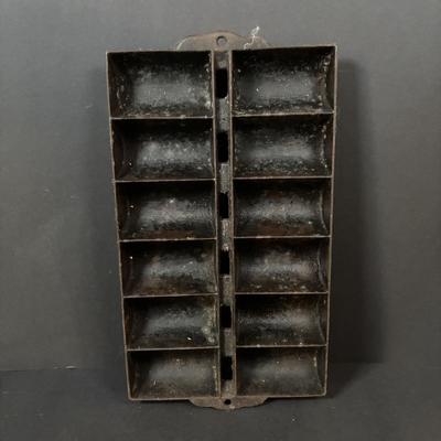 LOT 276: Cast Iron Bake Ware: Muffins, Small Cakes, Corn Bread