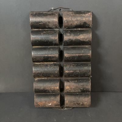 LOT 276: Cast Iron Bake Ware: Muffins, Small Cakes, Corn Bread