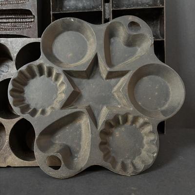 LOT 276: Cast Iron Bake Ware: Muffins, Small Cakes, Corn Bread