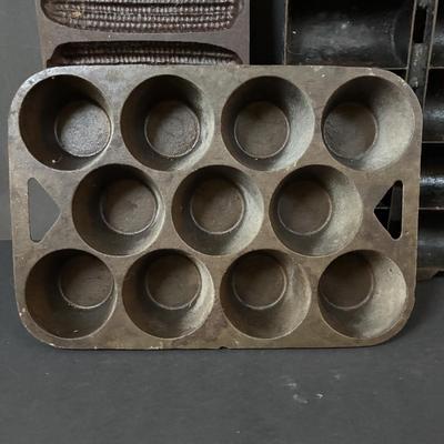 LOT 276: Cast Iron Bake Ware: Muffins, Small Cakes, Corn Bread