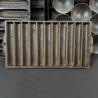 LOT 277: Cast Iron Bakeware: Muffins, Corn Bread, Small Cakes