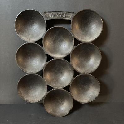 LOT 277: Cast Iron Bakeware: Muffins, Corn Bread, Small Cakes