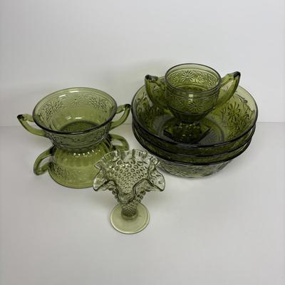 LOT 285: Vintage Colonial Green Hobnail Trumpet Vase and Avocado Green Glassware