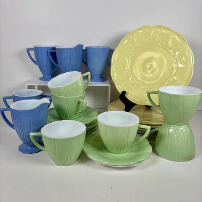 LOT 323: Hazel Atlas Glass Platonite Moderntone Dinnerware Collection: Yellow, Blue, Green