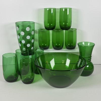 LOT 324: Vintage Forest Green Glassware