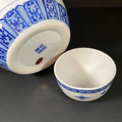 LOT 334: Vintage Blue and White Ginger Jar (Made in China)
