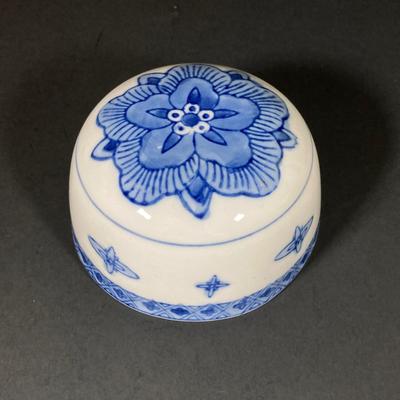 LOT 334: Vintage Blue and White Ginger Jar (Made in China)