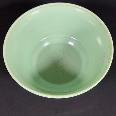 LOT 340: Pale Green / White Dinnerware Collection