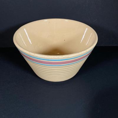 LOT 349: Vintage Pottery Bowl Collection - Watt USA Oven Ware and More