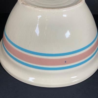 LOT 349: Vintage Pottery Bowl Collection - Watt USA Oven Ware and More
