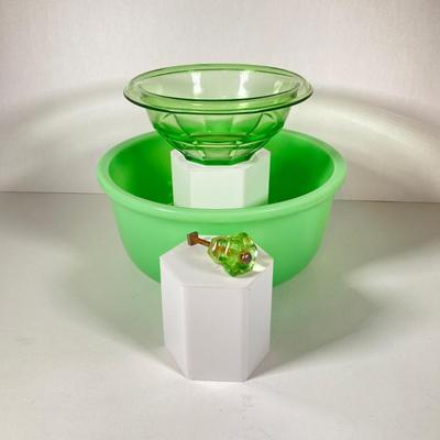 LOT 367: Collection of Uranium Glass - Star-Rite Magic Maid Mixing Bowl Model B , Glass Bowl and Cabinet Knob