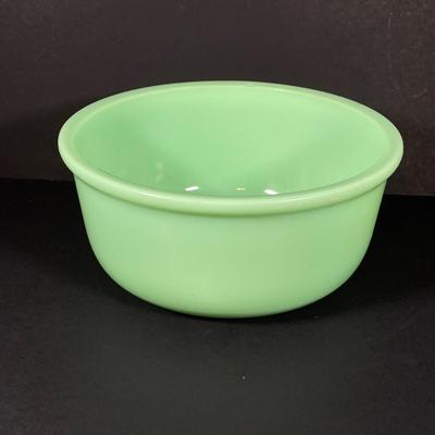 LOT 367: Collection of Uranium Glass - Star-Rite Magic Maid Mixing Bowl Model B , Glass Bowl and Cabinet Knob