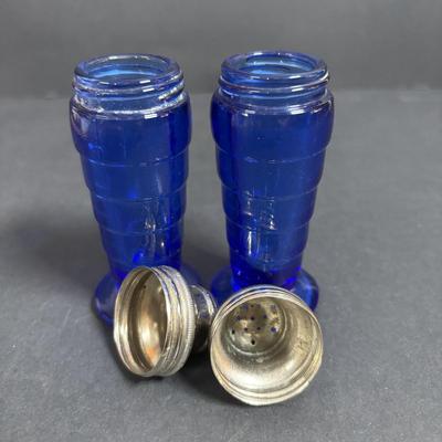 LOT 384: Blue & White Collection: Williamsburg Restoration Ware, Delft Colbalt Salt/Pepper, Porcelain Salt Cellar w/Wooden Lid,...