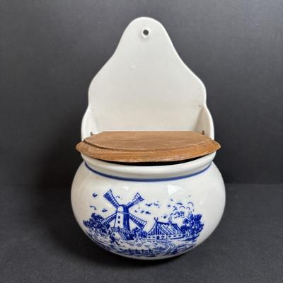 LOT 384: Blue & White Collection: Williamsburg Restoration Ware, Delft Colbalt Salt/Pepper, Porcelain Salt Cellar w/Wooden Lid,...