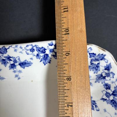 LOT 384: Blue & White Collection: Williamsburg Restoration Ware, Delft Colbalt Salt/Pepper, Porcelain Salt Cellar w/Wooden Lid,...