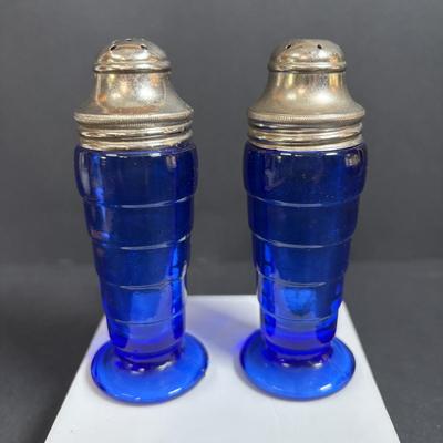 LOT 384: Blue & White Collection: Williamsburg Restoration Ware, Delft Colbalt Salt/Pepper, Porcelain Salt Cellar w/Wooden Lid,...