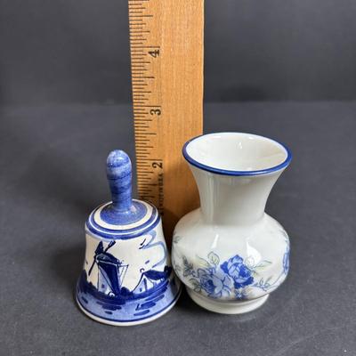 LOT 384: Blue & White Collection: Williamsburg Restoration Ware, Delft Colbalt Salt/Pepper, Porcelain Salt Cellar w/Wooden Lid,...