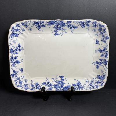 LOT 384: Blue & White Collection: Williamsburg Restoration Ware, Delft Colbalt Salt/Pepper, Porcelain Salt Cellar w/Wooden Lid,...