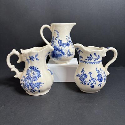LOT 384: Blue & White Collection: Williamsburg Restoration Ware, Delft Colbalt Salt/Pepper, Porcelain Salt Cellar w/Wooden Lid,...