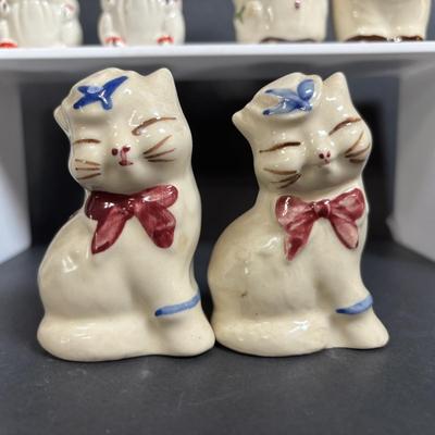 LOT 385: Vintage Shawnee Salt &n Pepper Shakers