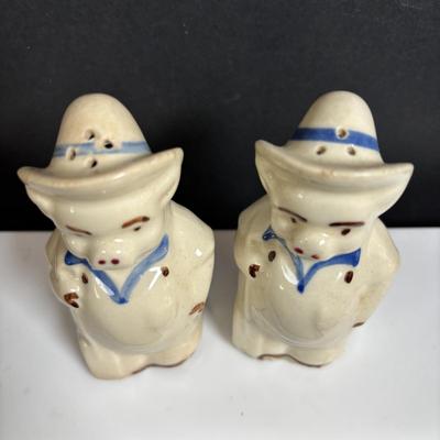 LOT 385: Vintage Shawnee Salt &n Pepper Shakers