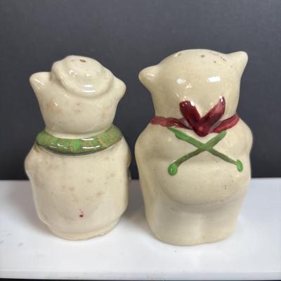 LOT 385: Vintage Shawnee Salt &n Pepper Shakers
