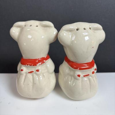 LOT 385: Vintage Shawnee Salt &n Pepper Shakers