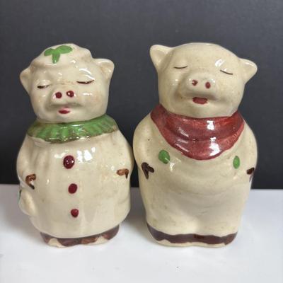 LOT 385: Vintage Shawnee Salt &n Pepper Shakers