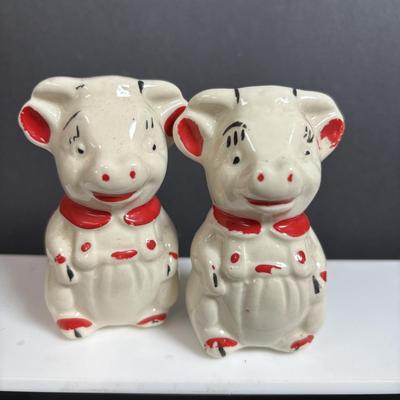 LOT 385: Vintage Shawnee Salt &n Pepper Shakers