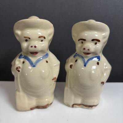 LOT 385: Vintage Shawnee Salt &n Pepper Shakers